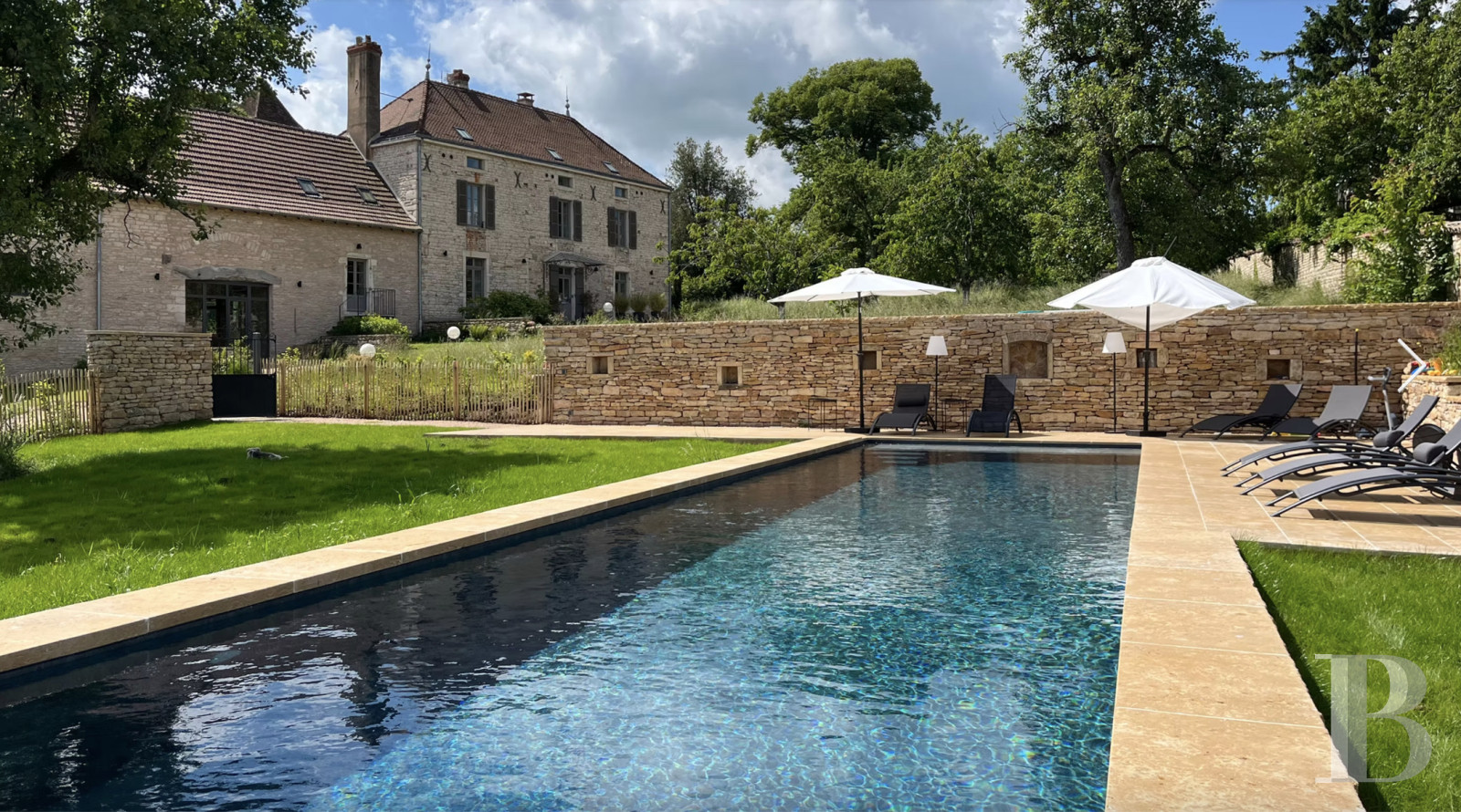 En Saône-et-Loire, dans le village de Lancharre, deux maisons du 17e siècle dans un domaine dédié à la villégiature - photo  n°6